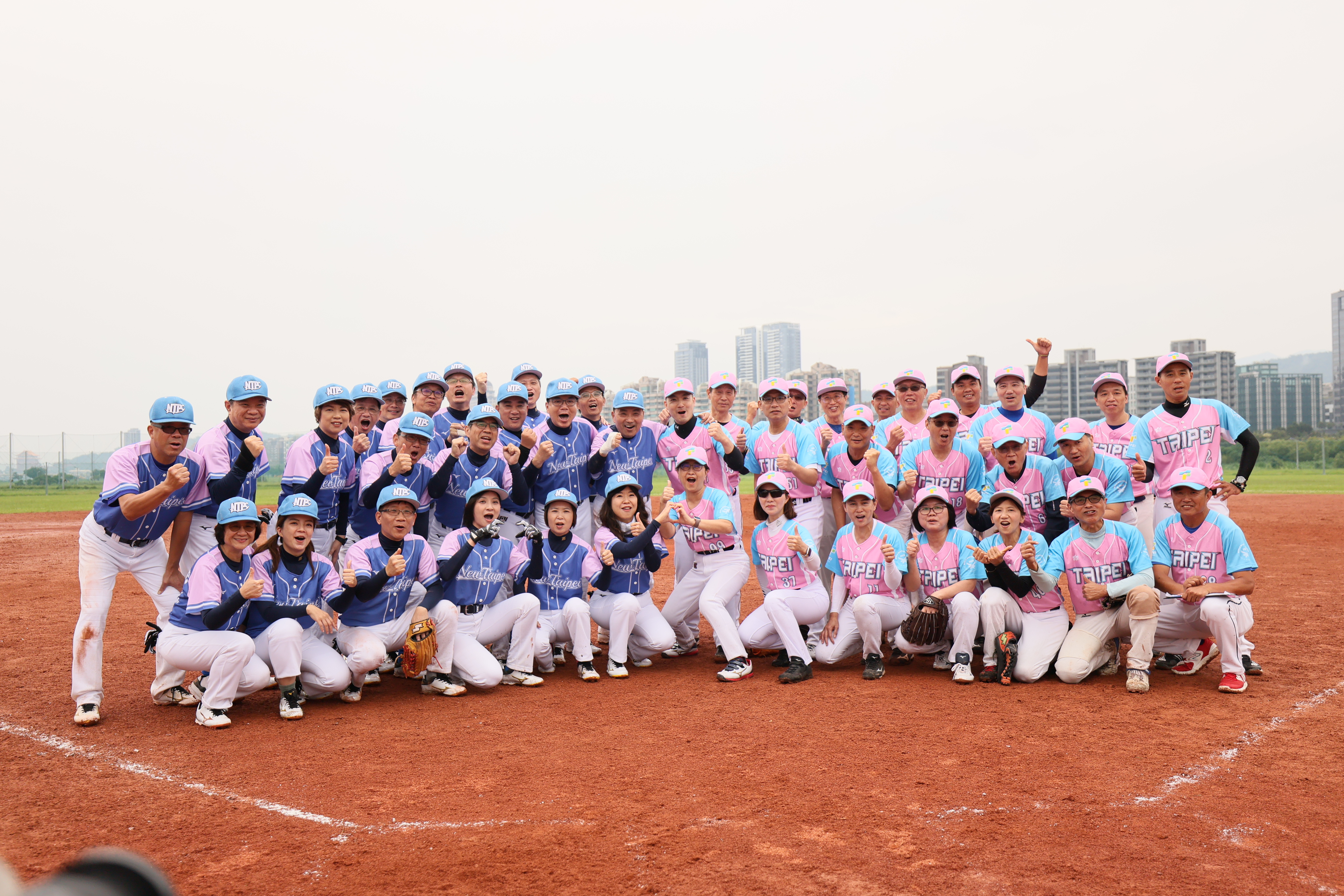 世壯運慢速壘球雙北大戰 新北市恭喜臺北市拿下金牌